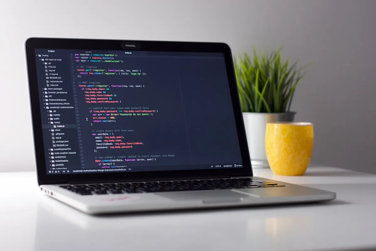 Ordinateur portable affichant un site web moderne sur un bureau