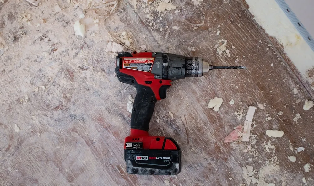 Outils d'artisan sur un établi en bois