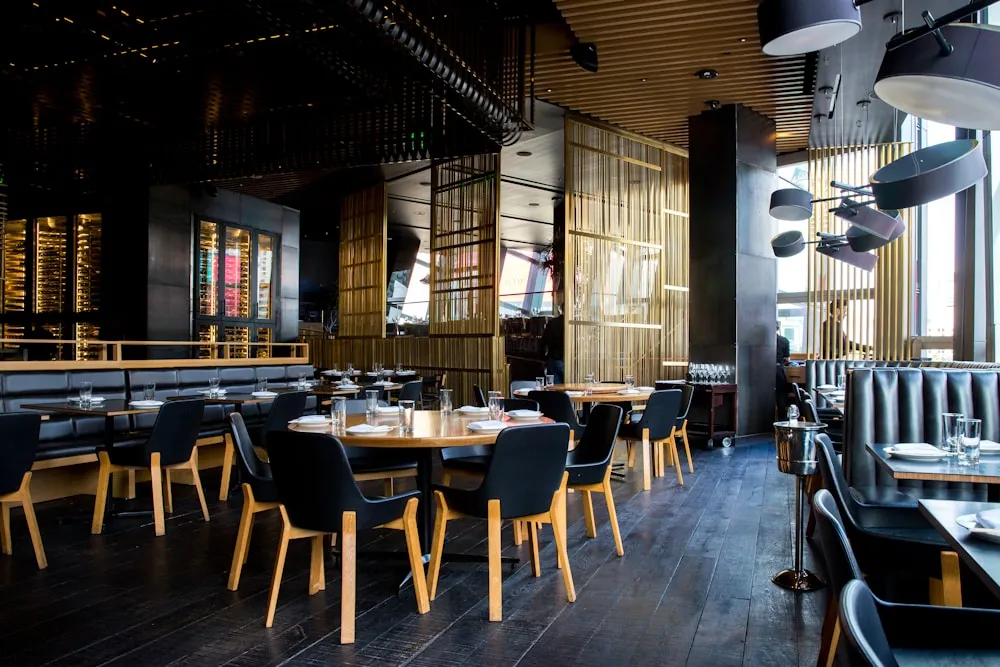 Salle de restaurant chaleureuse