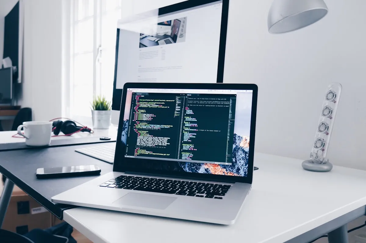 Développeur travaillant sur le code d'un site web